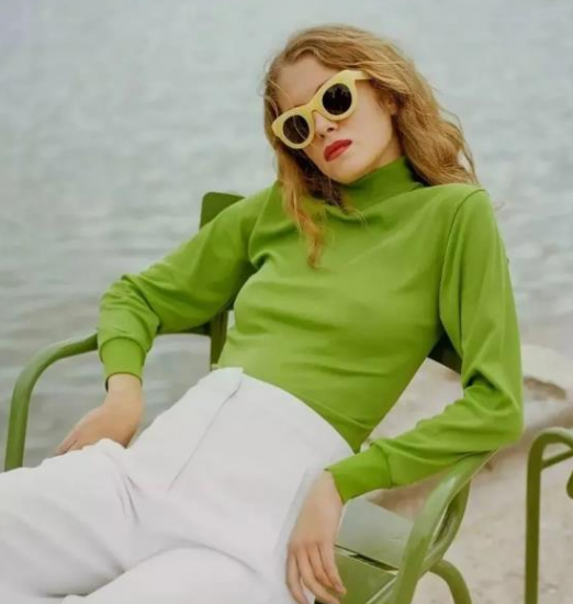 女性穿绿色上衣搭配什么好看？绿色上衣搭配技巧-奢侈品百科网